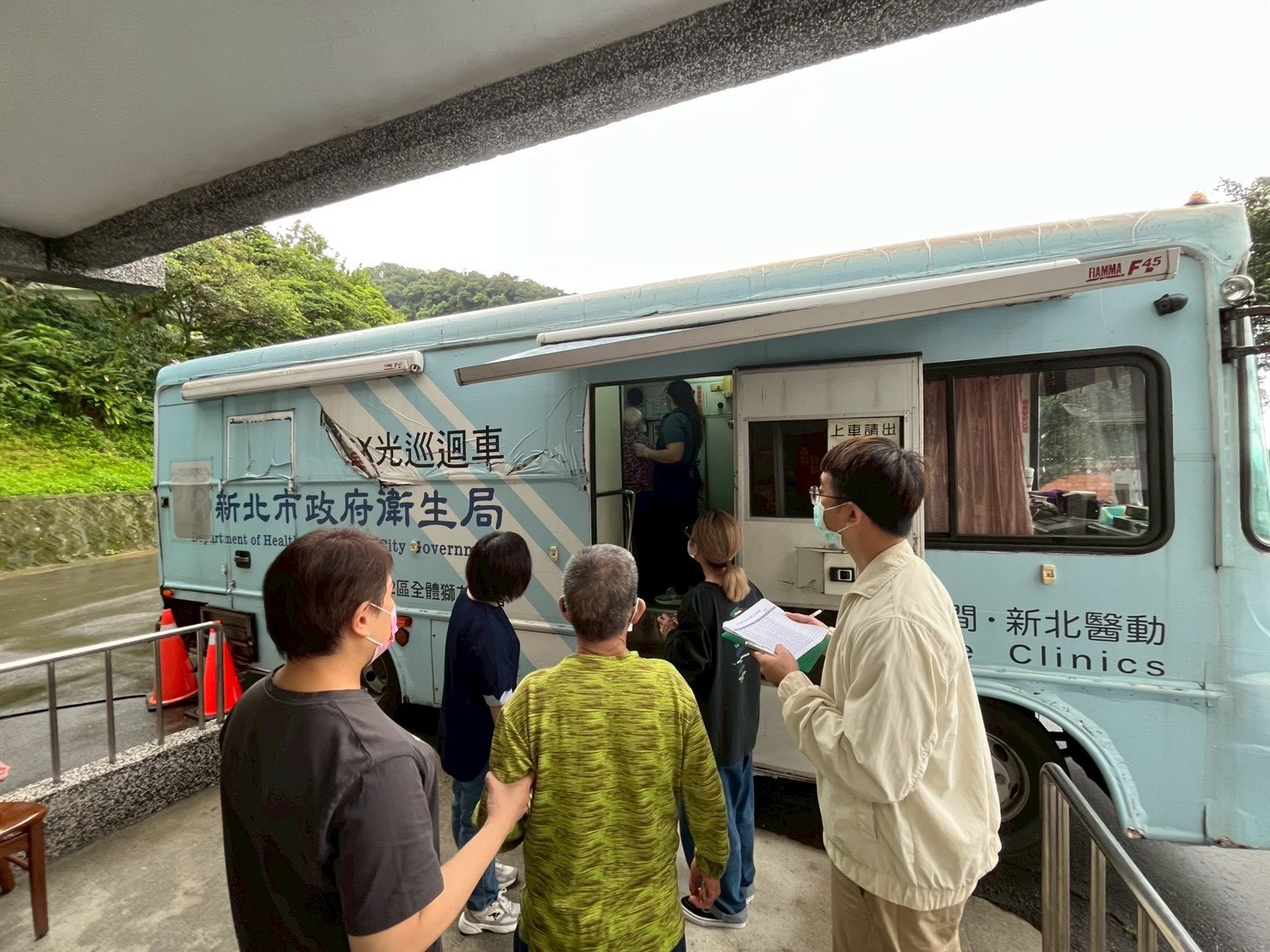 安養區有社工員核對名單依序排隊照X光.jpg