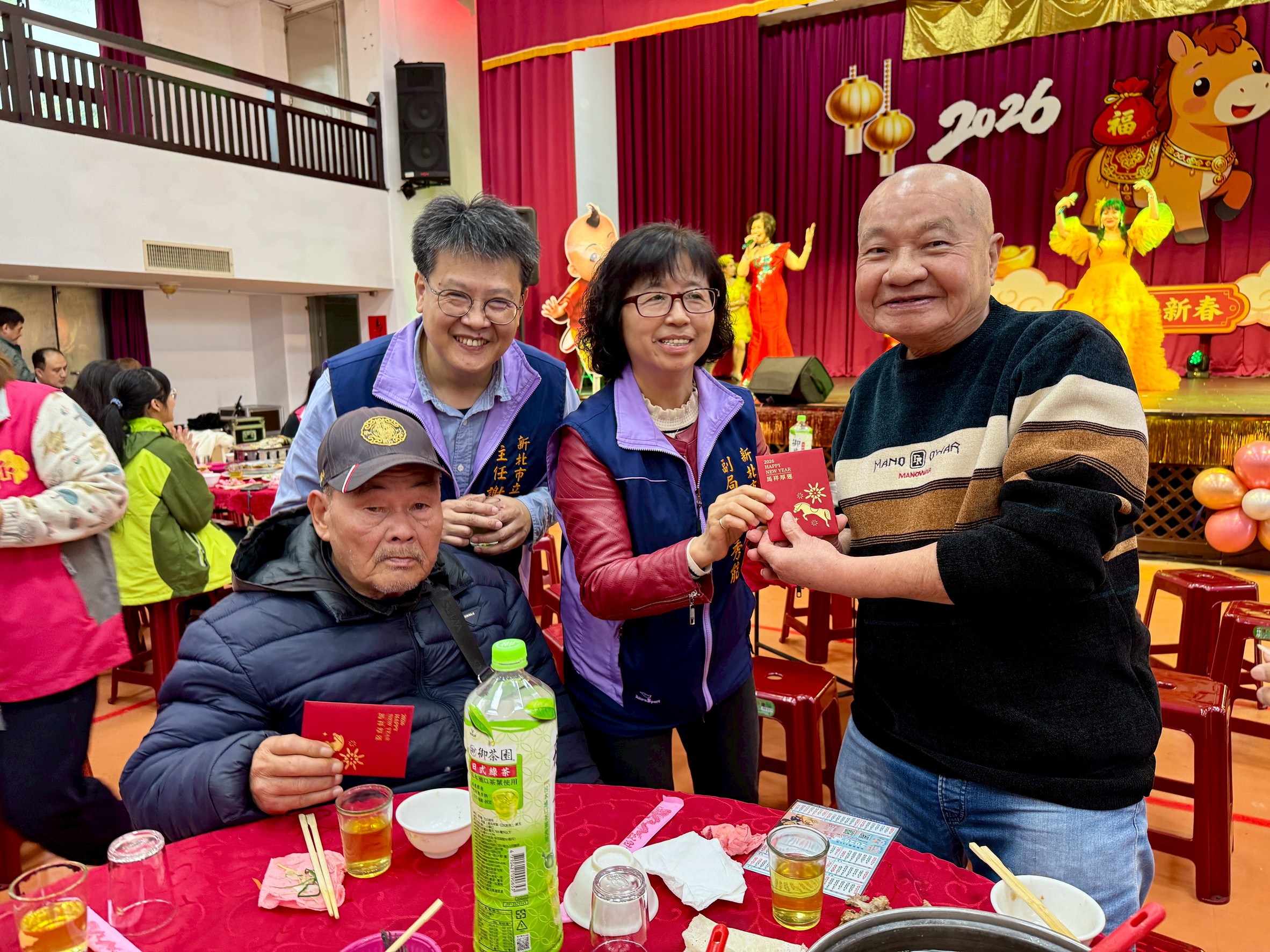 新北市政府社會局副局長蒞家發放馬年小紅包.jpg