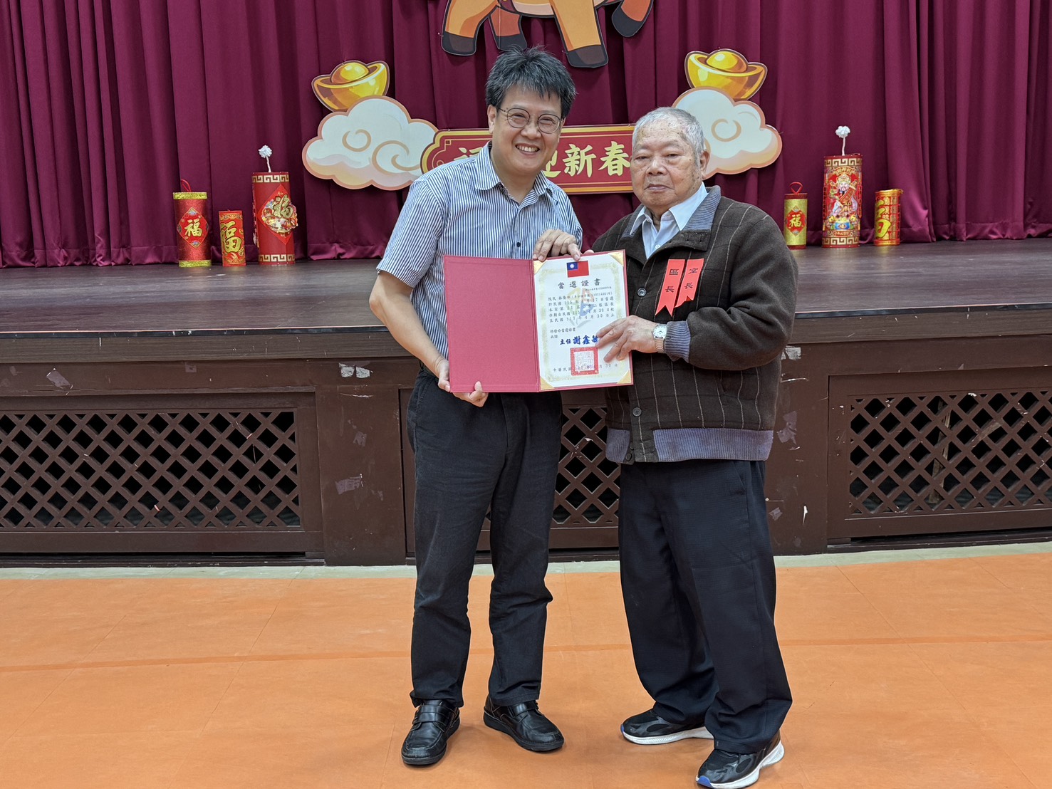 林隆田(右)長者當選二區區長，早年從事板模工作，入住後將這份對細節的專注與負責的職.jpg