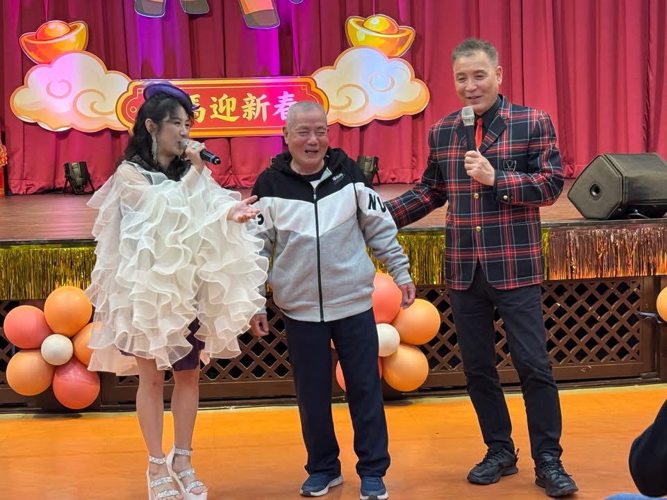 藝人-蘇愛倫(左)與廖偉凡(右)與長者開心合唱.jpg