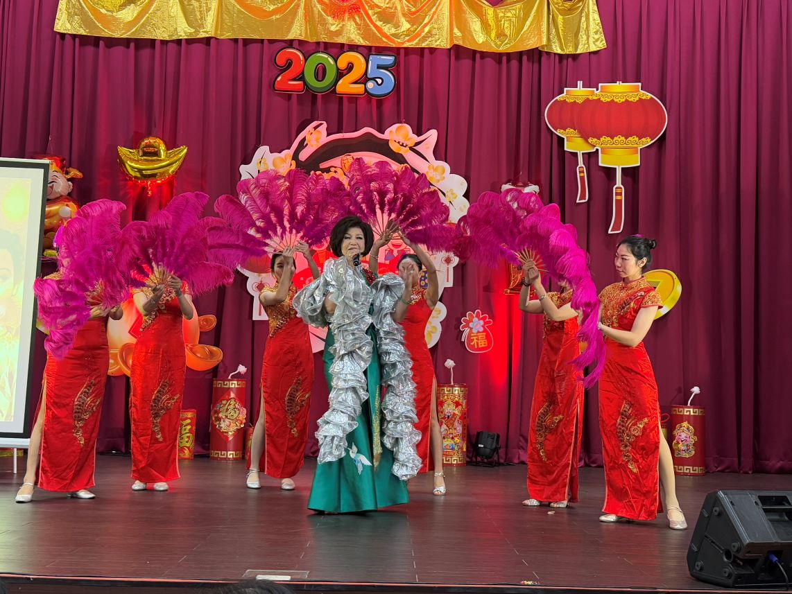 藝人-黃金蓮為長者慶祝春節過年.JPG